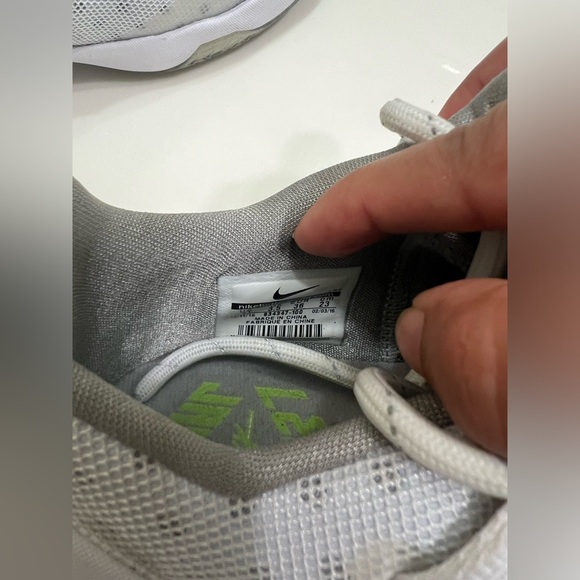 Nike Lebron Vlll 8 Low 834347-100 White/Sylver/ Sz 4y - Picture 2 of 5